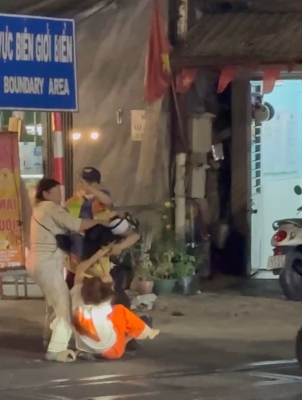 Bắt khẩn cấp người phụ nữ tấn c&ocirc;ng nh&acirc;n vi&ecirc;n g&aacute;c chắn ở Đ&agrave; Nẵng- Ảnh 2.