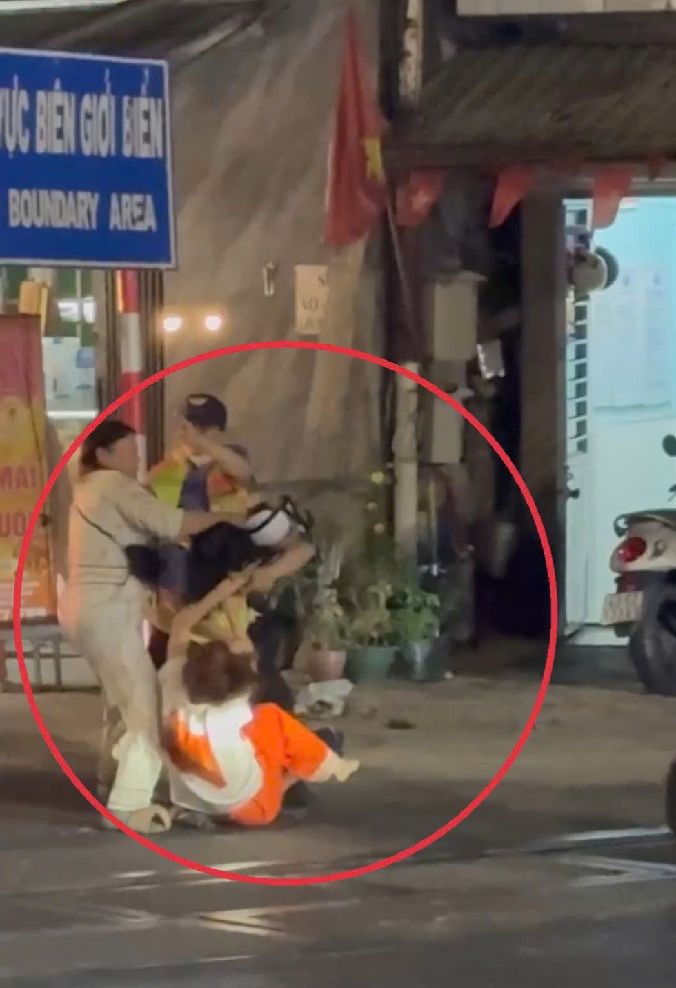 Vượt r&agrave;o chắn t&agrave;u hỏa, c&ograve;n h&agrave;nh hung nh&acirc;n vi&ecirc;n đường sắt- Ảnh 1.