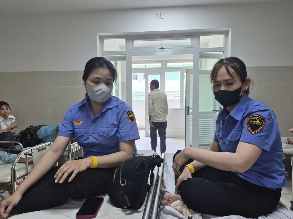 Ngăn người kh&aacute;c vượt r&agrave;o chắn đường sắt, bị đ&aacute;nh: 'L&agrave;m nghề 20 năm chưa từng thấy'- Ảnh 2.