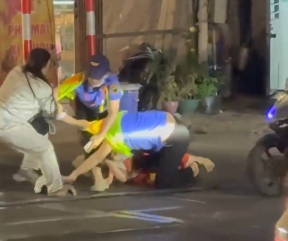 Ngăn người kh&aacute;c vượt r&agrave;o chắn đường sắt, bị đ&aacute;nh: 'L&agrave;m nghề 20 năm chưa từng thấy'- Ảnh 1.