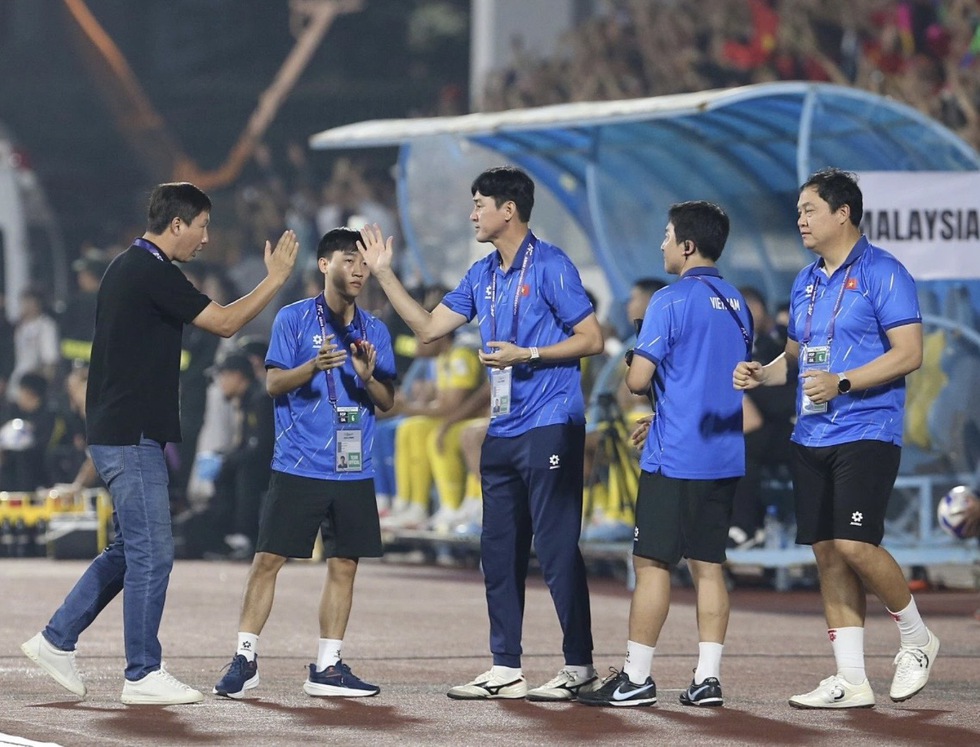 Trợ l&yacute; Lee Jung-soo chia tay HLV Kim Sang-sik v&agrave; đội tuyển Việt Nam- Ảnh 2.