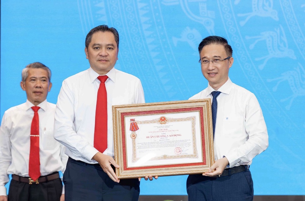 TP.HCM thu ng&acirc;n s&aacute;ch hơn 800.000 tỉ đồng, ph&aacute;t động thi đua tăng trưởng 2 con số- Ảnh 5.