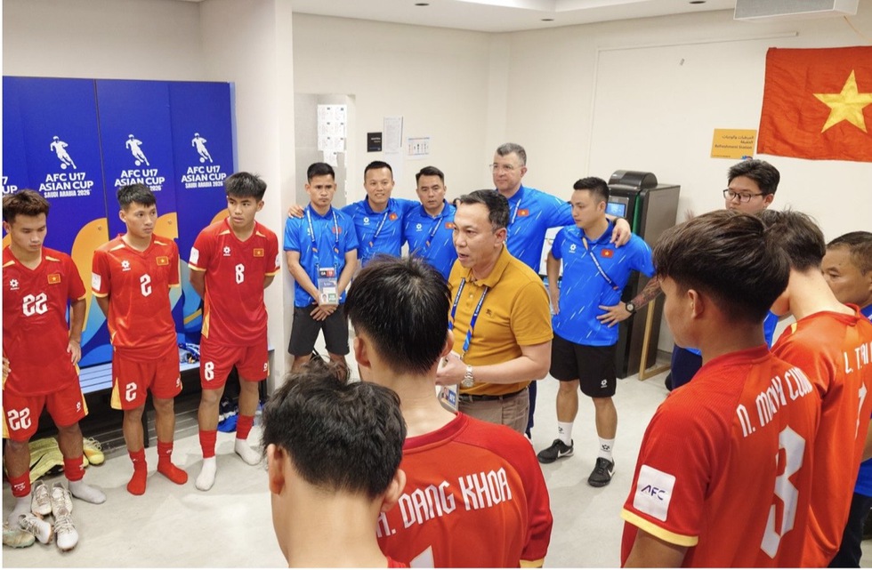 Chủ tịch VFF v&agrave; HLV Roland n&oacute;i cực thấm sau trận thua H&agrave;n: &lsquo;Kh&ocirc;ng việc g&igrave; phải kh&oacute;c, U.17 Việt Nam sẽ&hellip;&rsquo;- Ảnh 1.