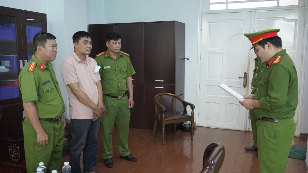 Khởi tố ph&oacute; trưởng ph&ograve;ng 'ph&ugrave; ph&eacute;p' hồ sơ để tham &ocirc; hơn 5 tỉ đồng- Ảnh 1.