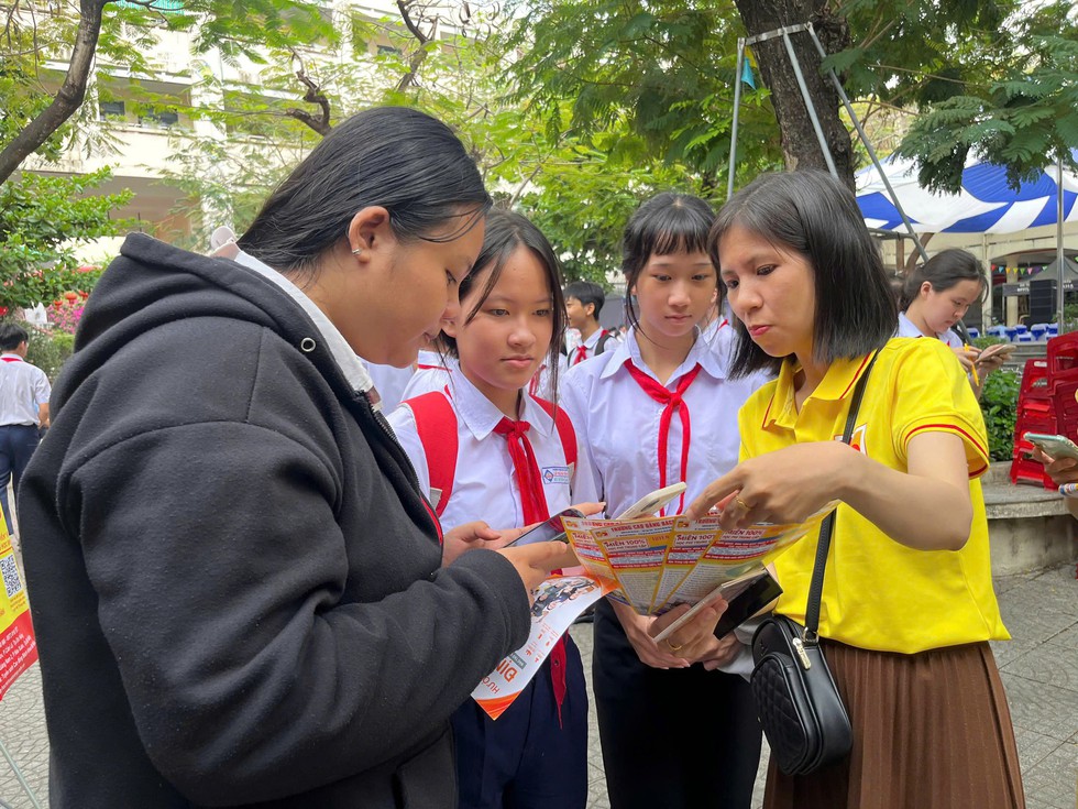  Hướng nghiệp từ sớm, mở sinh kế mới cho lao động sau 'dẹp' vỉa hè- Ảnh 1.