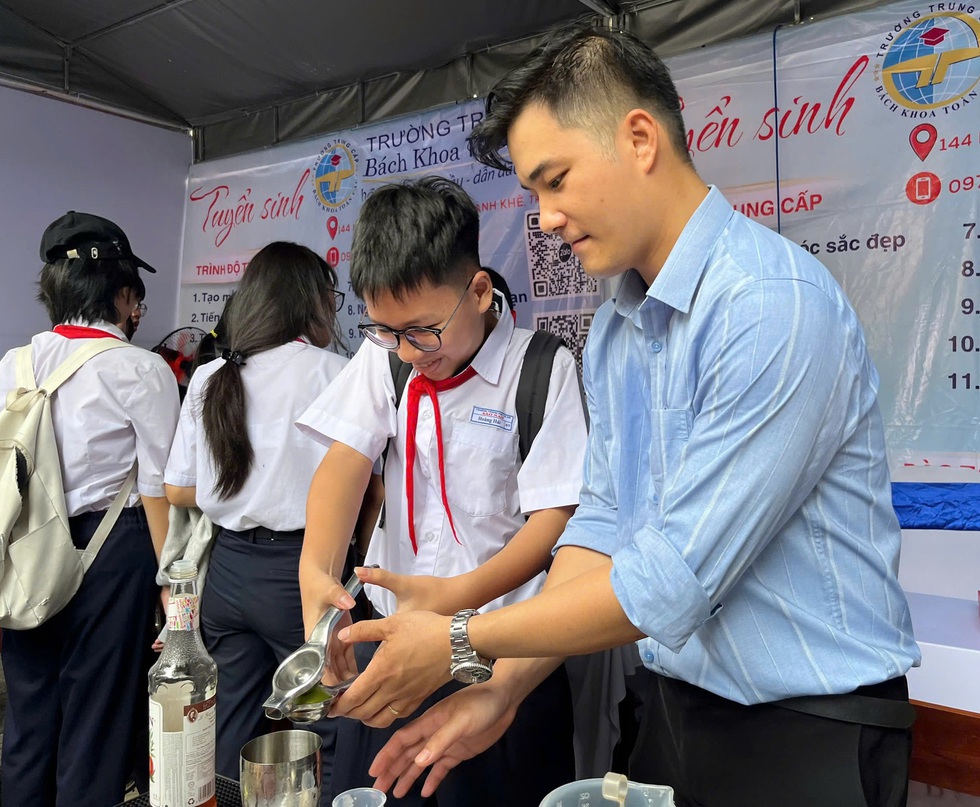  Hướng nghiệp từ sớm, mở sinh kế mới cho lao động sau 'dẹp' vỉa hè- Ảnh 3.