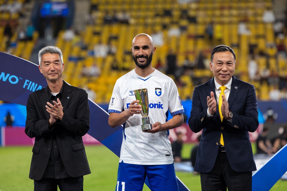 Đội Ronaldo thua sốc chung kết, nh&igrave;n Chủ tịch VFF trao c&uacute;p cho đại diện Nhật Bản- Ảnh 2.