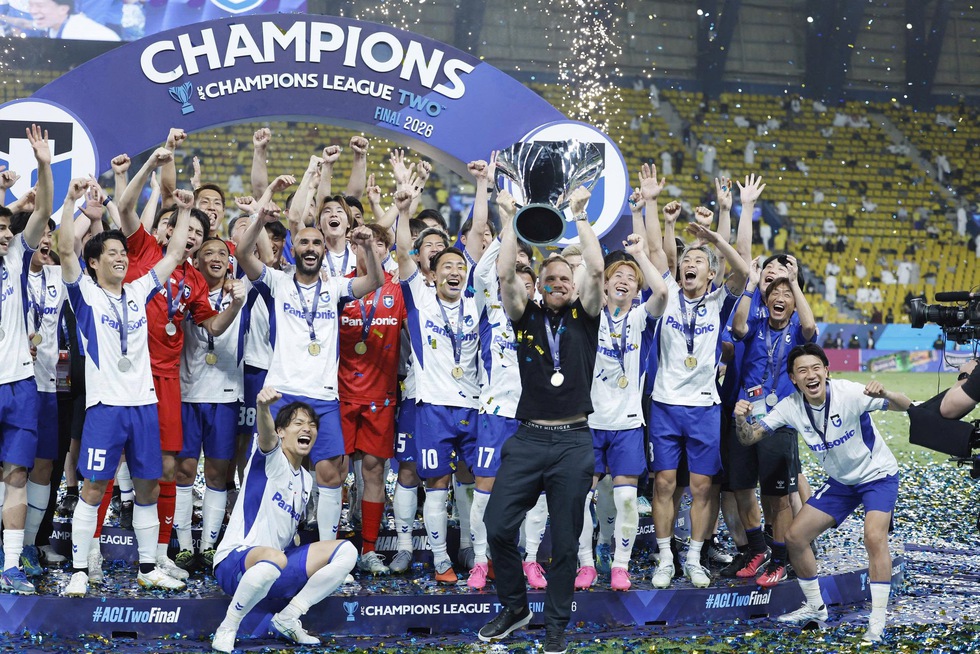 Đội Ronaldo thua sốc chung kết, nh&igrave;n Chủ tịch VFF trao c&uacute;p cho đại diện Nhật Bản- Ảnh 4.