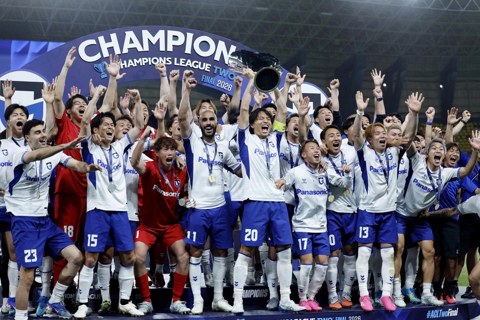 Đội Ronaldo thua sốc chung kết, nh&igrave;n Chủ tịch VFF trao c&uacute;p cho đại diện Nhật Bản- Ảnh 5.