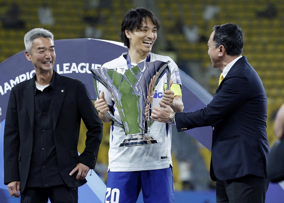 Đội Ronaldo thua sốc chung kết, nh&igrave;n Chủ tịch VFF trao c&uacute;p cho đại diện Nhật Bản- Ảnh 1.