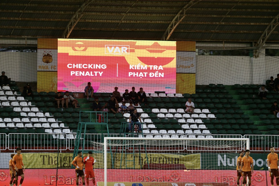  Nhưng trọng tài và VAR đúng!  - Ảnh 3.