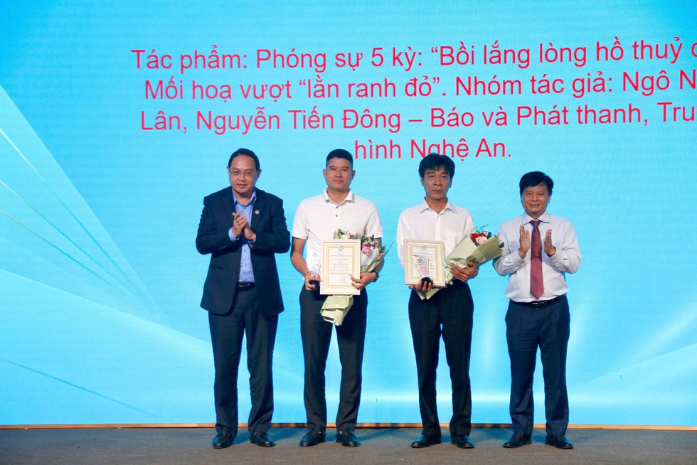 Hội Nh&agrave; b&aacute;o Việt Nam trao giải B&aacute;o ch&iacute; T&acirc;y nguy&ecirc;n v&agrave; Duy&ecirc;n hải miền Trung- Ảnh 3.