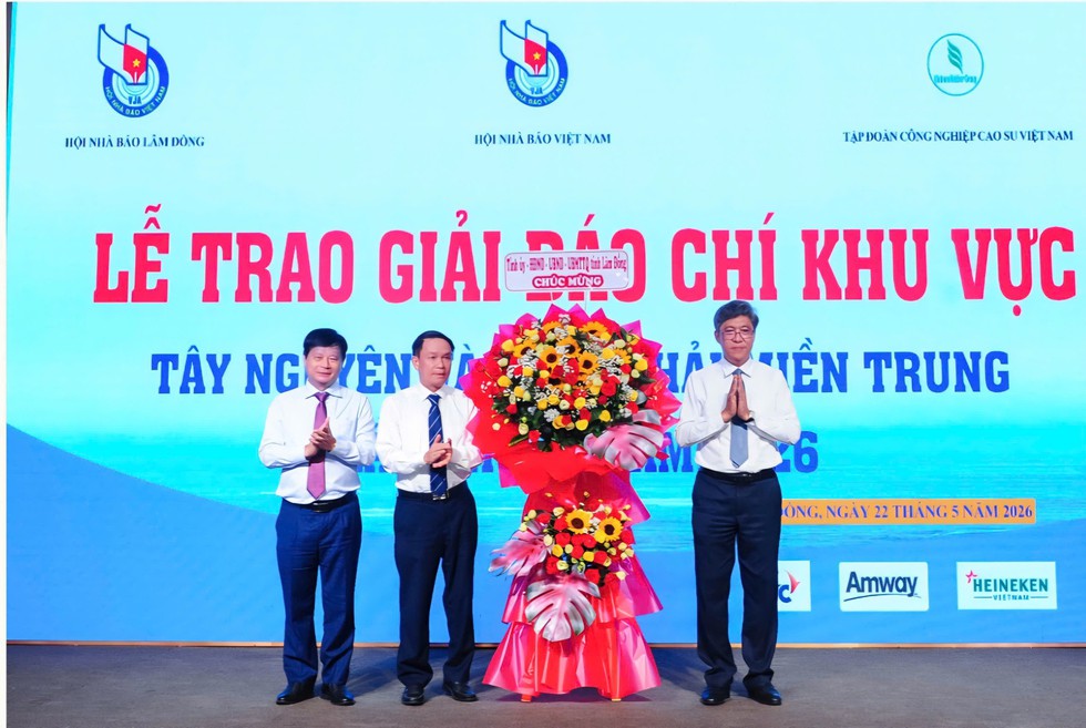Hội Nh&agrave; b&aacute;o Việt Nam trao giải B&aacute;o ch&iacute; T&acirc;y nguy&ecirc;n v&agrave; Duy&ecirc;n hải miền Trung- Ảnh 1.