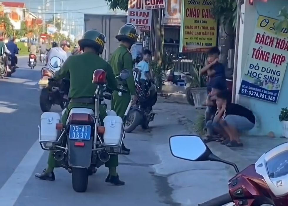 Đi xe máy điện không đội mũ bảo hiểm, 3 học sinh bị 'phạt' theo cách độc- Ảnh 1.