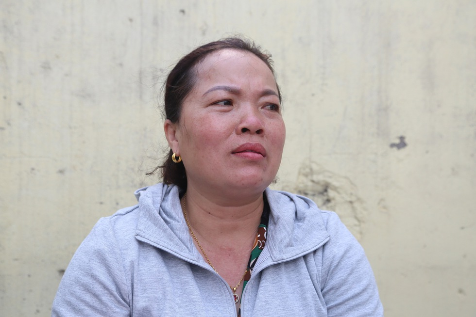 Phụ huynh căng thẳng, đứng k&iacute;n cổng trường 'ng&oacute;ng con' thi v&agrave;o lớp 10- Ảnh 7.