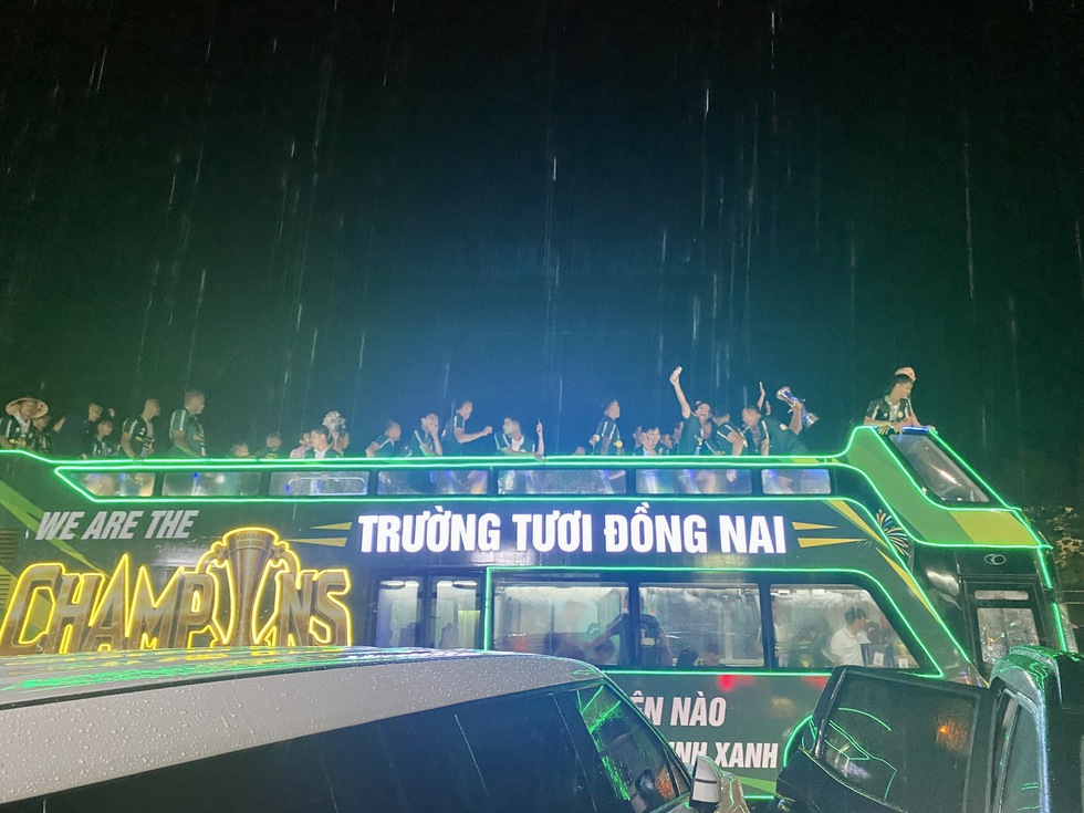 Trường Tươi Đồng Nai nhận c&uacute;p v&ocirc; địch ngọt ng&agrave;o, bầu Sơn x&uacute;c động &ocirc;m chặt những người h&ugrave;ng- Ảnh 12.