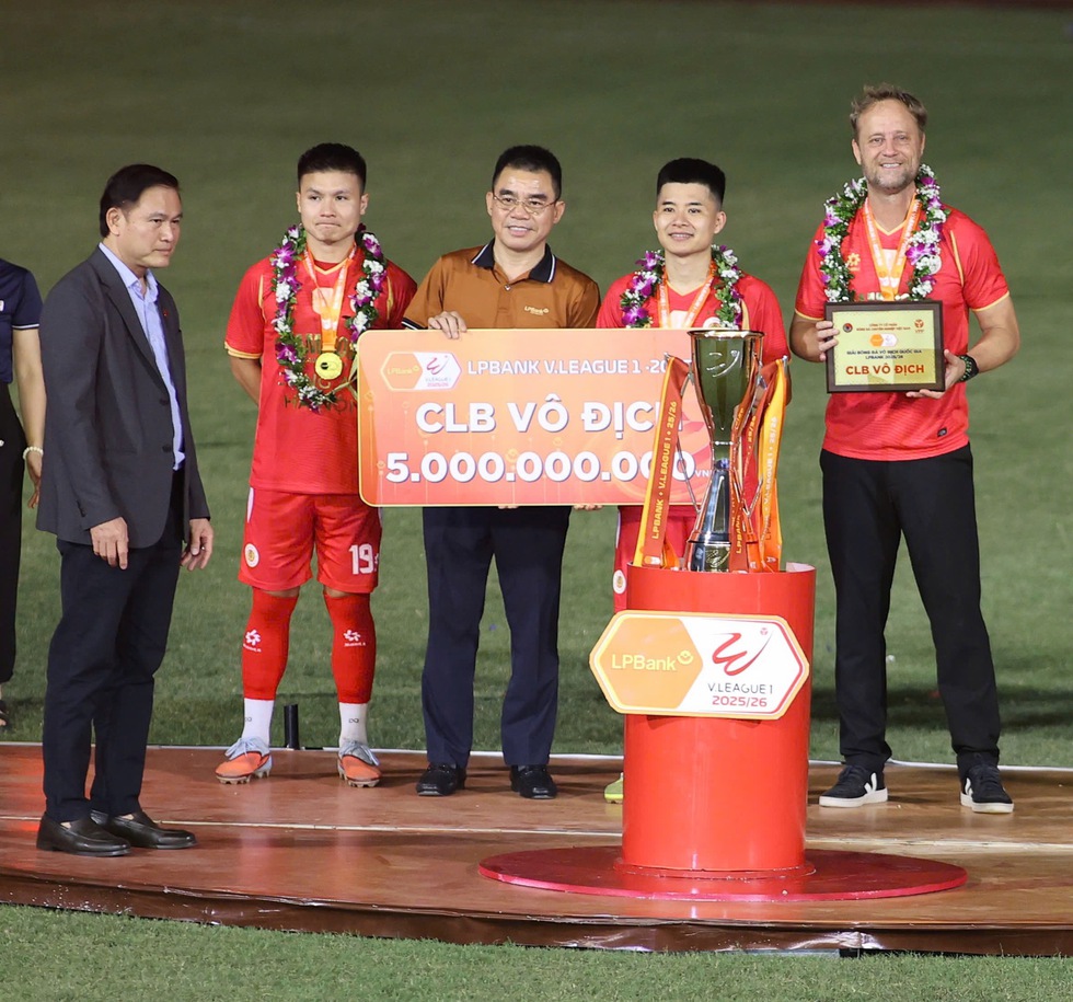 Đ&igrave;nh Bắc rực s&aacute;ng gi&uacute;p CLB CAHN thắng đẹp ng&agrave;y đăng quang, đẩy Becamex TP.HCM v&agrave;o cảnh bi đ&aacute;t- Ảnh 4.