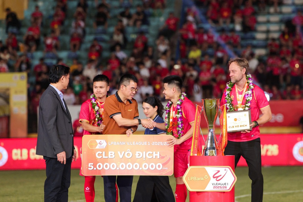 Đ&igrave;nh Bắc rực s&aacute;ng gi&uacute;p CLB CAHN thắng đẹp ng&agrave;y đăng quang, đẩy Becamex TP.HCM v&agrave;o cảnh bi đ&aacute;t- Ảnh 3.