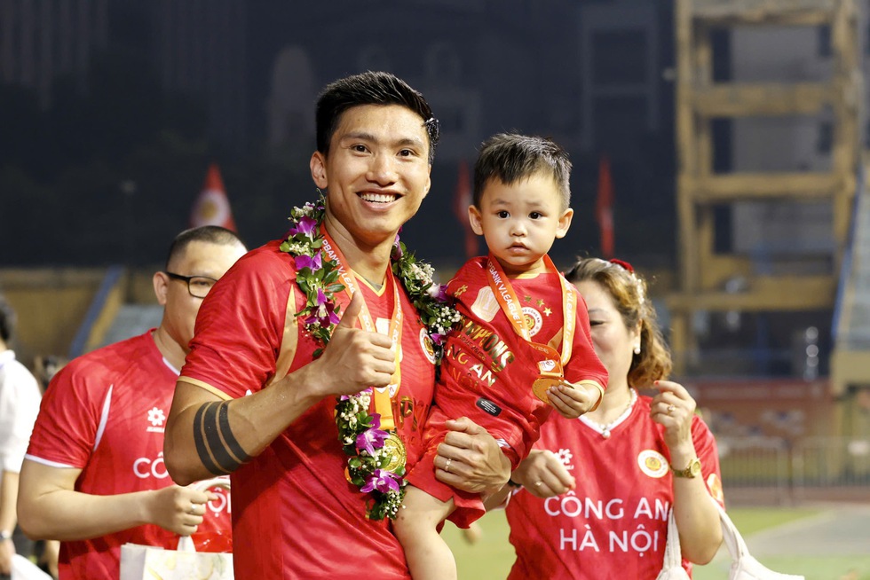 Đ&igrave;nh Bắc rực s&aacute;ng gi&uacute;p CLB CAHN thắng đẹp ng&agrave;y đăng quang, đẩy Becamex TP.HCM v&agrave;o cảnh bi đ&aacute;t- Ảnh 6.