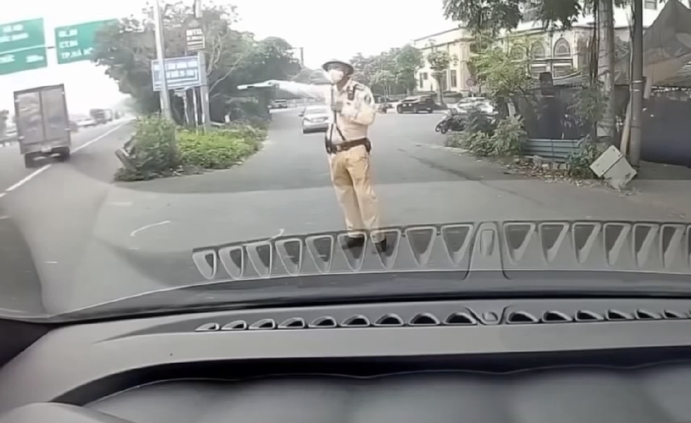 Thầy dạy l&aacute;i xe để học vi&ecirc;n đi sai c&ograve;n th&aacute;ch thức CSGT, đăng video l&ecirc;n Facebook- Ảnh 1.