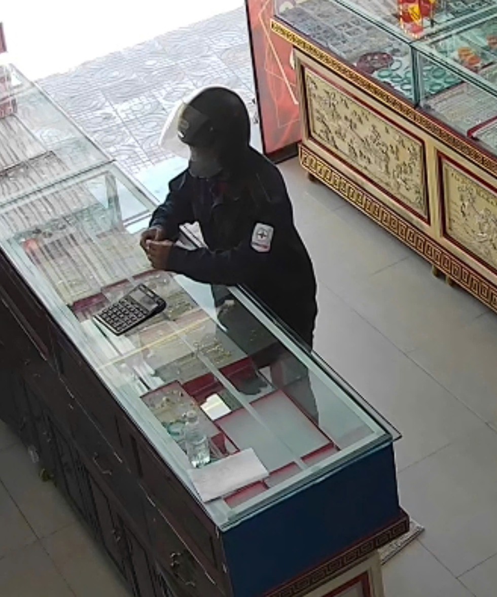 Đ&agrave; Nẵng: Cướp giật d&acirc;y chuyền, phi tang xe xuống s&ocirc;ng, bị bắt khi đang chơi game- Ảnh 3.