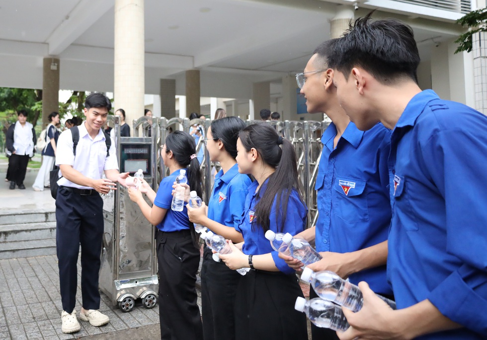 Đội mưa tiếp sức m&ugrave;a thi, &aacute;o xanh gửi lời ch&uacute;c may mắn đến th&iacute; sinh - Ảnh 2.