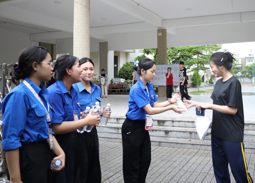 Đội mưa tiếp sức m&ugrave;a thi, &aacute;o xanh gửi lời ch&uacute;c may mắn đến th&iacute; sinh - Ảnh 7.