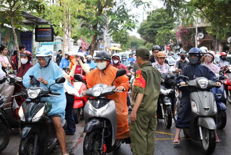 Trước kỳ thi THPT: Nhiều phụ huynh Đ&agrave; Nẵng nghỉ l&agrave;m, đồng h&agrave;nh c&ugrave;ng con - Ảnh 6.