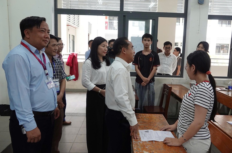 Trước kỳ thi THPT: Nhiều phụ huynh Đ&agrave; Nẵng nghỉ l&agrave;m, đồng h&agrave;nh c&ugrave;ng con - Ảnh 4.