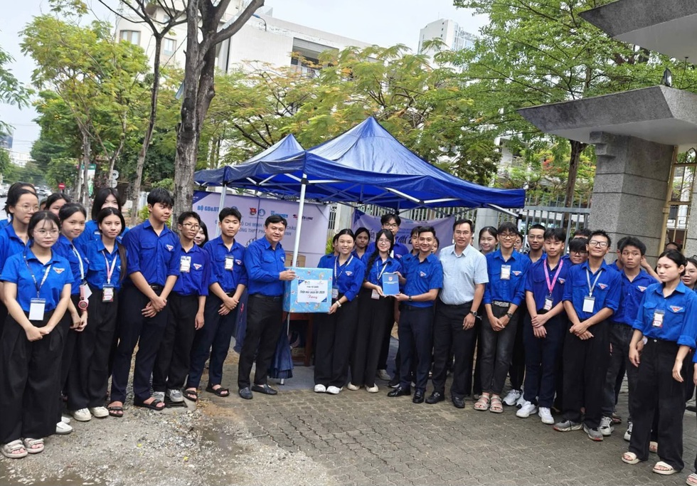 Đội mưa tiếp sức m&ugrave;a thi, &aacute;o xanh gửi lời ch&uacute;c may mắn đến th&iacute; sinh - Ảnh 3.
