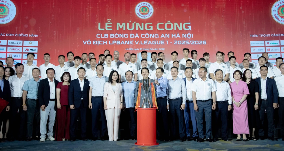 Bộ trưởng Lương Tam Quang ch&uacute;c mừng th&agrave;nh t&iacute;ch xuất sắc của CLB CAHN: Chức v&ocirc; địch V-League rất xứng đ&aacute;ng- Ảnh 2.
