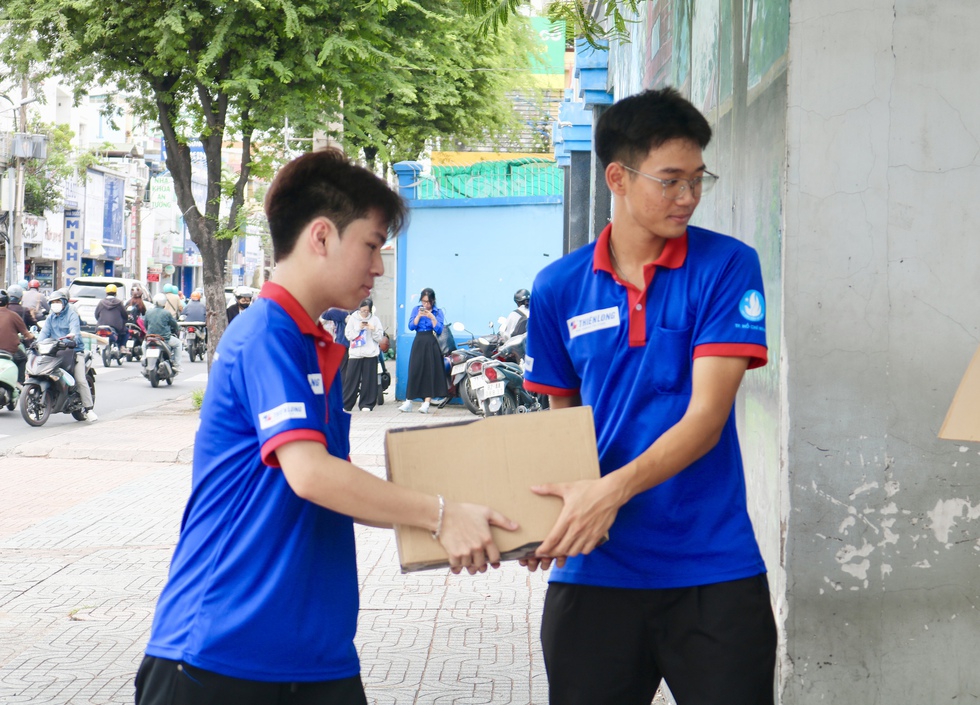 Chưa kịp ăn trưa đ&atilde; vội đến điểm thi tiếp sức th&iacute; sinh- Ảnh 3.
