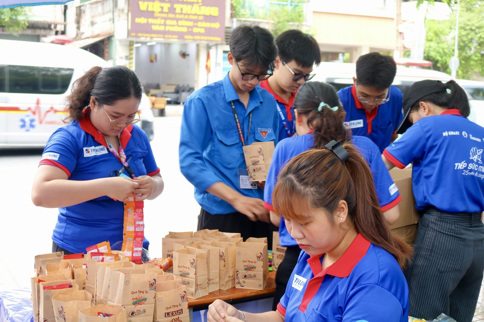 Chưa kịp ăn trưa đ&atilde; vội đến điểm thi tiếp sức th&iacute; sinh- Ảnh 2.