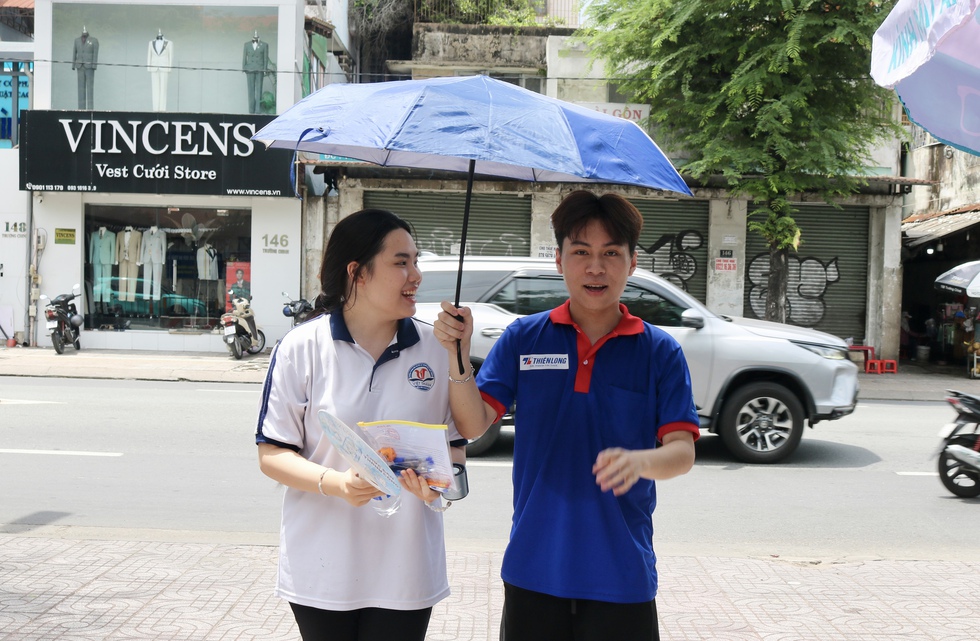 Chưa kịp ăn trưa đ&atilde; vội đến điểm thi tiếp sức th&iacute; sinh- Ảnh 1.