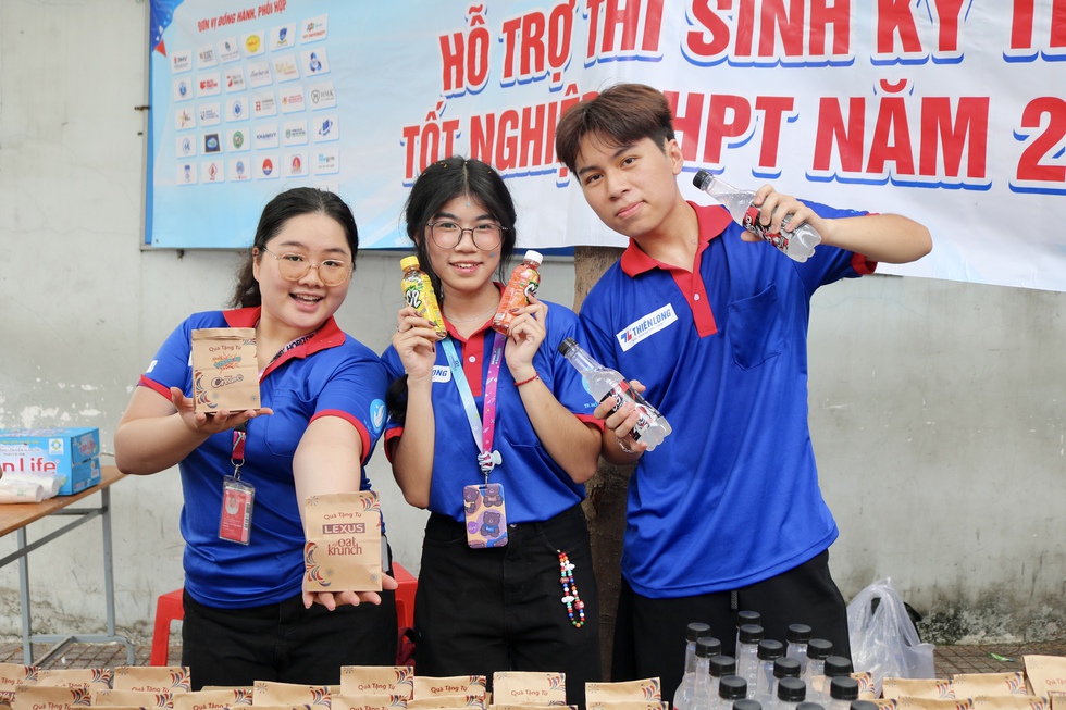 Chưa kịp ăn trưa đ&atilde; vội đến điểm thi tiếp sức th&iacute; sinh- Ảnh 6.