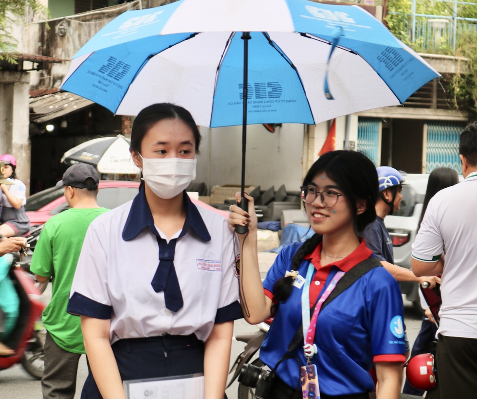 Chưa kịp ăn trưa đ&atilde; vội đến điểm thi tiếp sức th&iacute; sinh- Ảnh 5.