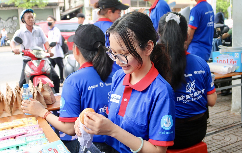 Chưa kịp ăn trưa đ&atilde; vội đến điểm thi tiếp sức th&iacute; sinh- Ảnh 4.