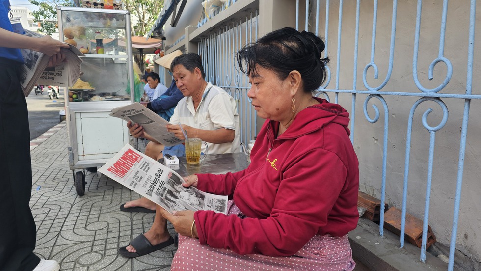 Tin tưởng ch&aacute;u nội tui lắm, đọc hết tờ b&aacute;o rồi chở ch&aacute;u về l&agrave; vừa- Ảnh 2.