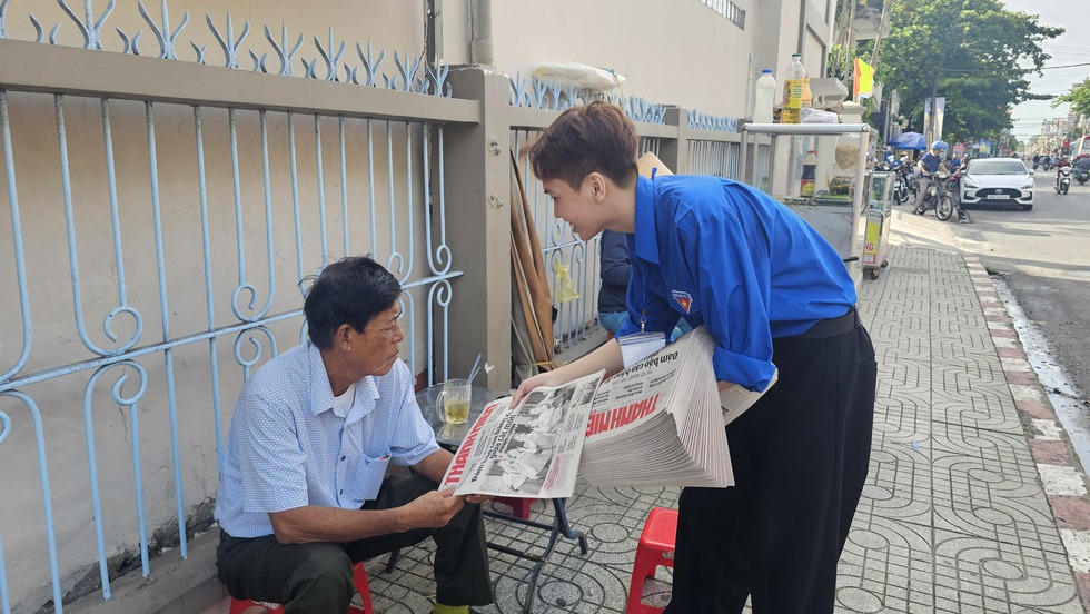 Tin tưởng ch&aacute;u nội tui lắm, đọc hết tờ b&aacute;o rồi chở ch&aacute;u về l&agrave; vừa- Ảnh 3.