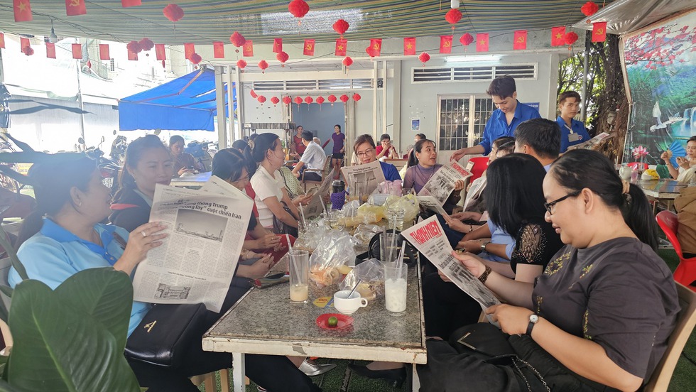 Tin tưởng ch&aacute;u nội tui lắm, đọc hết tờ b&aacute;o rồi chở ch&aacute;u về l&agrave; vừa- Ảnh 1.