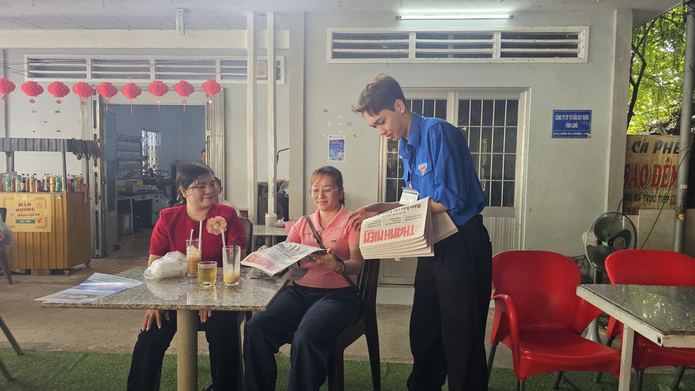 Tin tưởng ch&aacute;u nội tui lắm, đọc hết tờ b&aacute;o rồi chở ch&aacute;u về l&agrave; vừa- Ảnh 4.