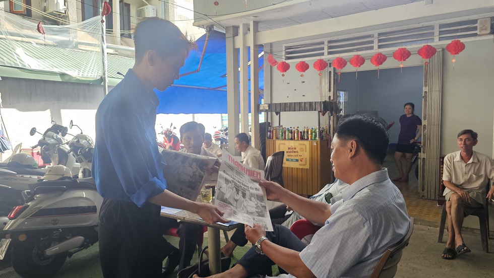 Tin tưởng ch&aacute;u nội tui lắm, đọc hết tờ b&aacute;o rồi chở ch&aacute;u về l&agrave; vừa- Ảnh 5.