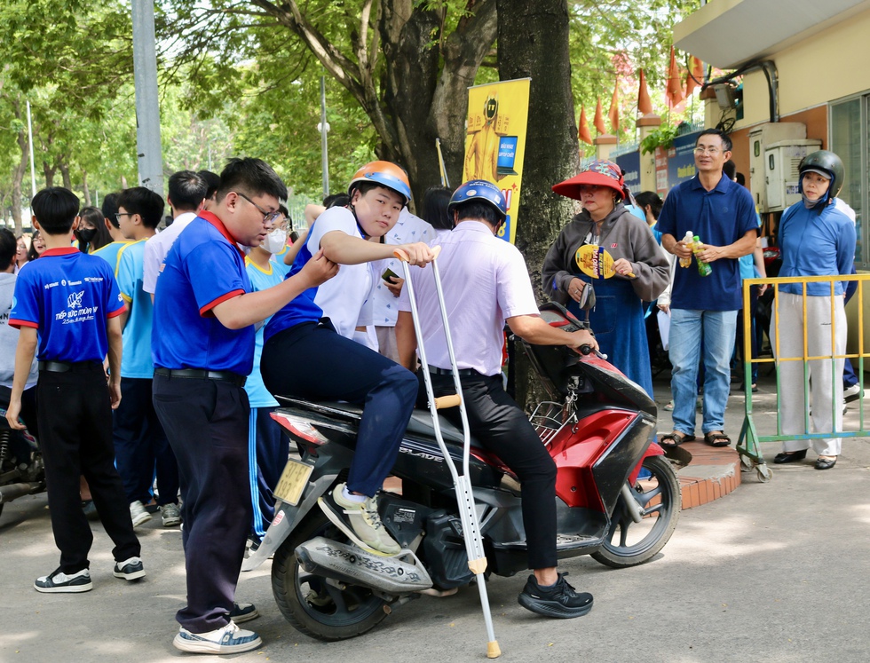 Nam sinh chống nạng bước v&agrave;o ph&ograve;ng thi bằng sự tiếp sức của những người xa lạ- Ảnh 1.