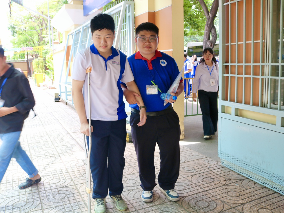 Nam sinh chống nạng bước v&agrave;o ph&ograve;ng thi bằng sự tiếp sức của những người xa lạ- Ảnh 4.
