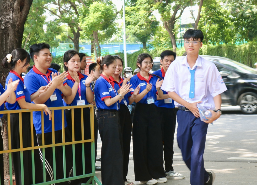 Nam sinh chống nạng bước v&agrave;o ph&ograve;ng thi bằng sự tiếp sức của những người xa lạ- Ảnh 6.