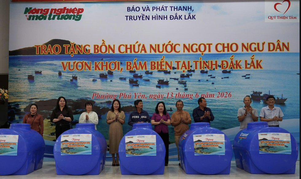 Tập đo&agrave;n Vingroup tặng 260 bồn chứa nước ngọt cho ngư d&acirc;n- Ảnh 1.