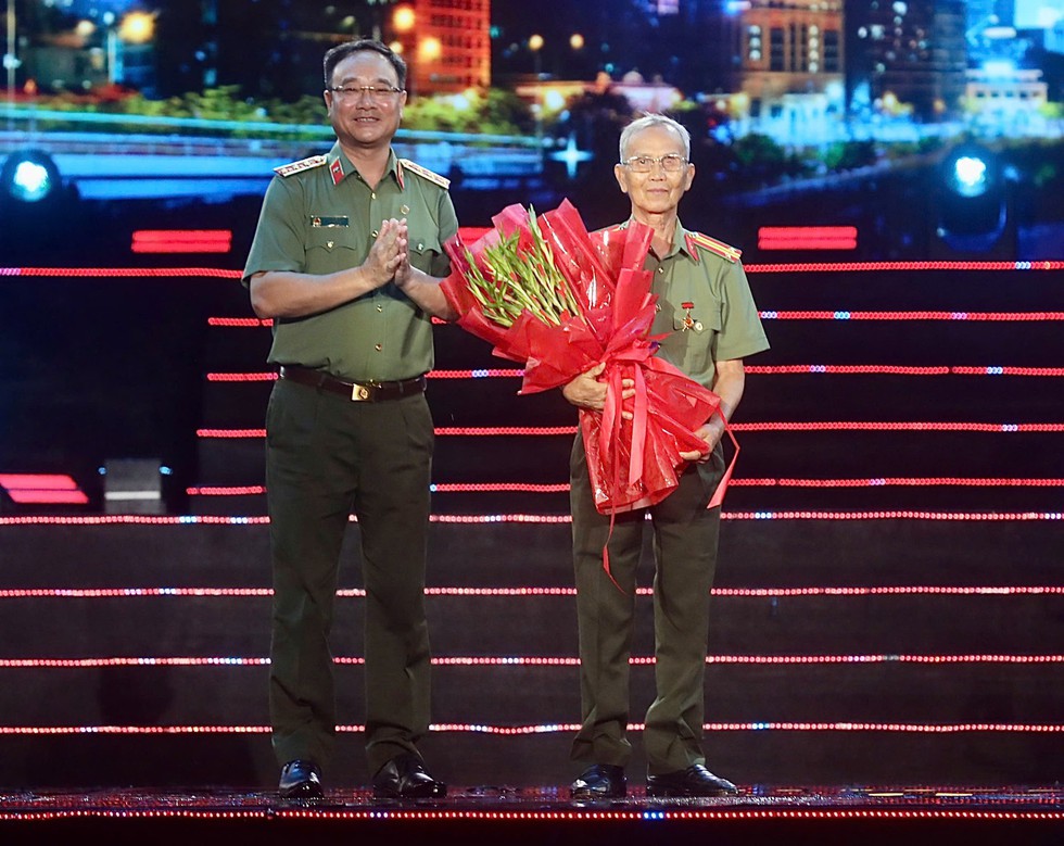 Người d&acirc;n TP.HCM đội mưa x&uacute;c động theo d&otilde;i đ&ecirc;m Gala Tổ quốc b&igrave;nh y&ecirc;n- Ảnh 1.