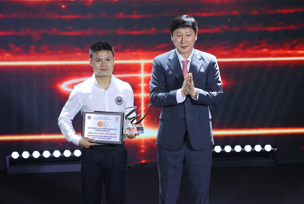 V-League Awards: Quang Hải, Đ&igrave;nh Bắc v&agrave; Văn Hậu được vinh danh đặc biệt, CLB CAHN chiếm thế &aacute;p đảo- Ảnh 1.