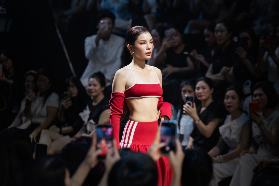 Si&ecirc;u mẫu Anh Thư hiếm hoi t&aacute;i xuất s&agrave;n diễn, ngậm ng&ugrave;i thừa nhận một điều- Ảnh 4.
