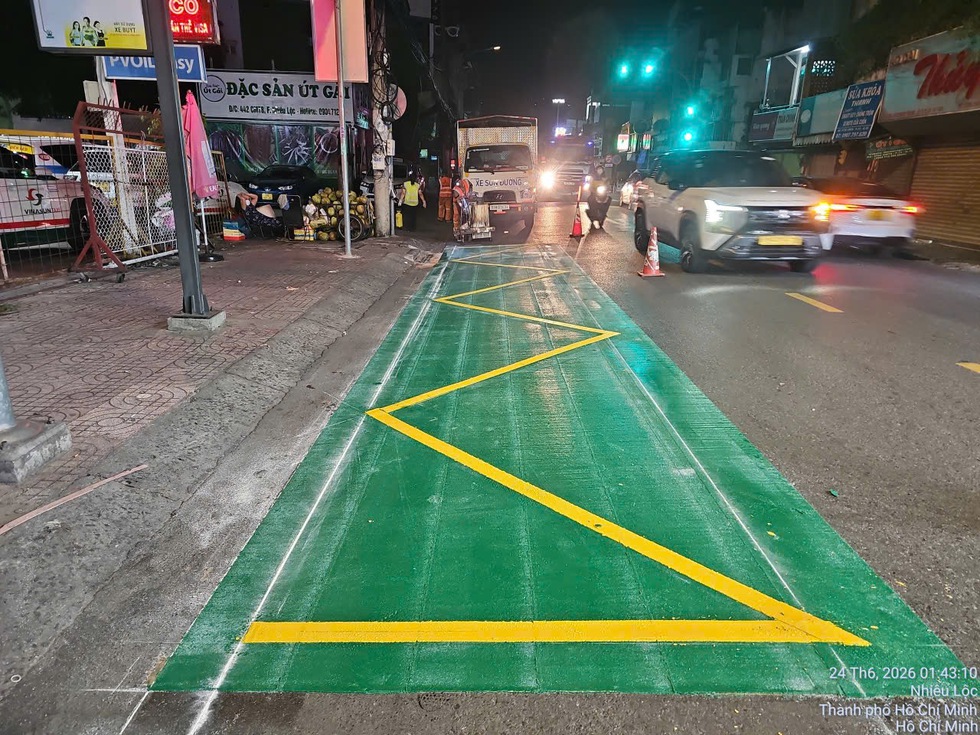 Mảng sơn phản quang m&agrave;u xanh xuất hiện tr&ecirc;n nhiều tuyến đường TP.HCM d&ugrave;ng để l&agrave;m g&igrave;?- Ảnh 3.